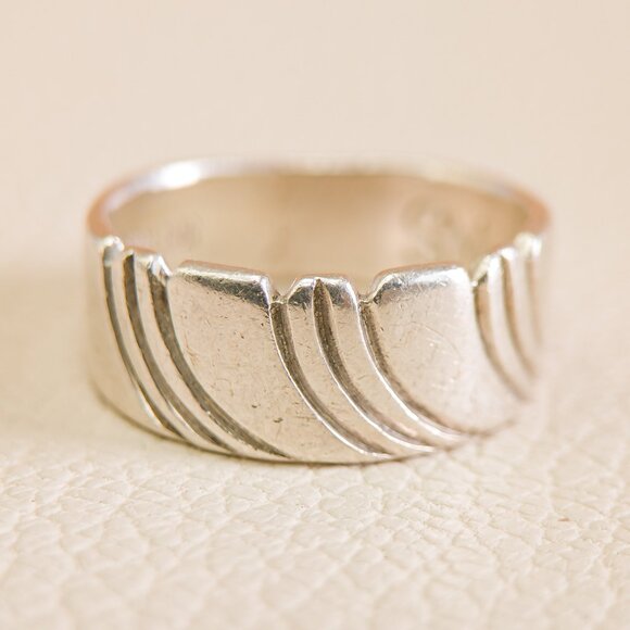 Sterling Silver Carved Band – Signed SY (Steve Yellowhorse), Size 8 - Picture 1 of 9